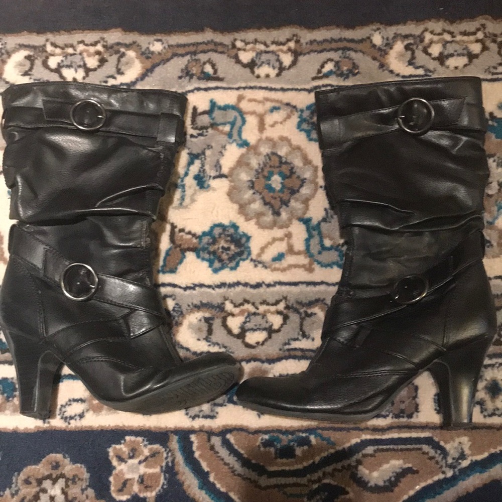 Black mid calf heeled boots! 🖤